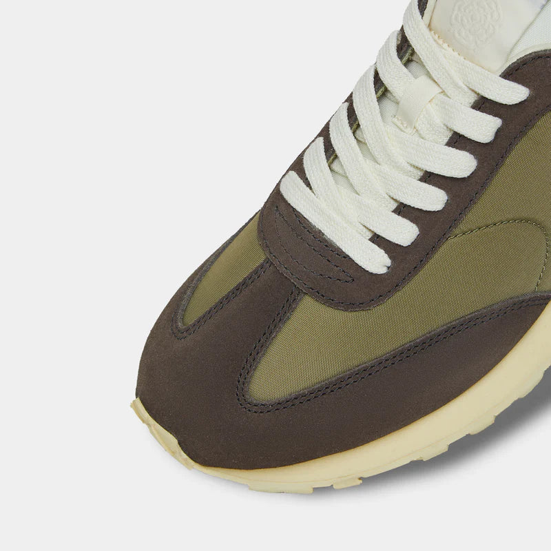 Close-up view of the Thames collection in Brown and Dark Brown, featuring a wide toe box and smooth artistic silhouette